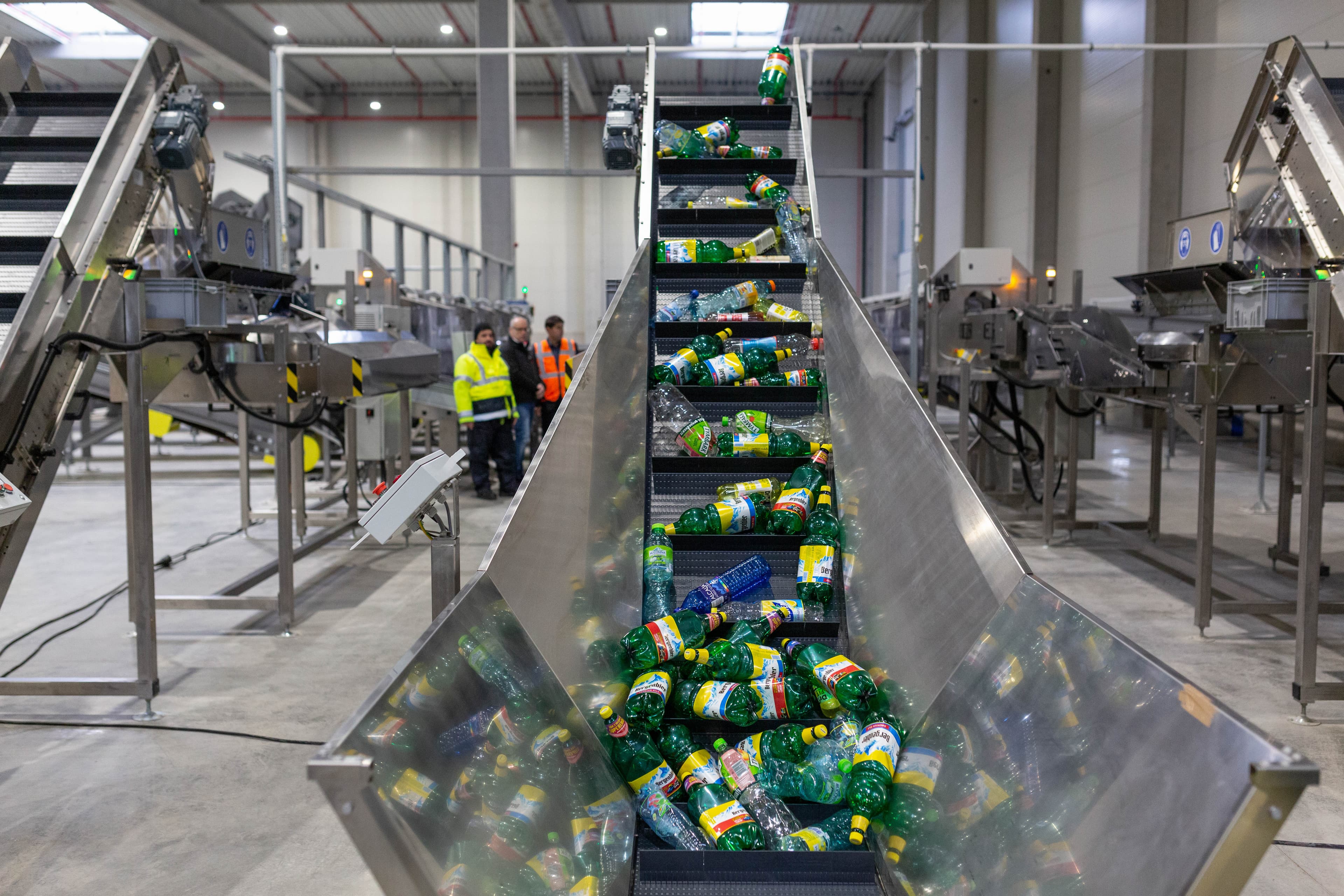 Romanians returned over 5.2 billion containers under deposit-return system in 2025