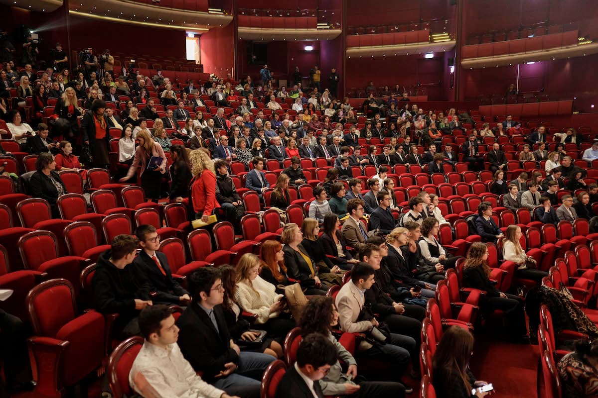 Government rewards Romanian winners of school Olympiads with cash awards