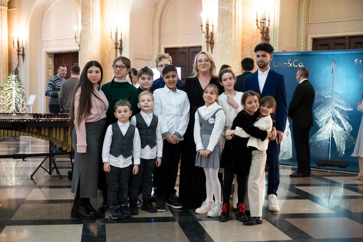 Christmas tree charity auction raises record EUR 1 mln for vulnerable Romanian children’s access to education