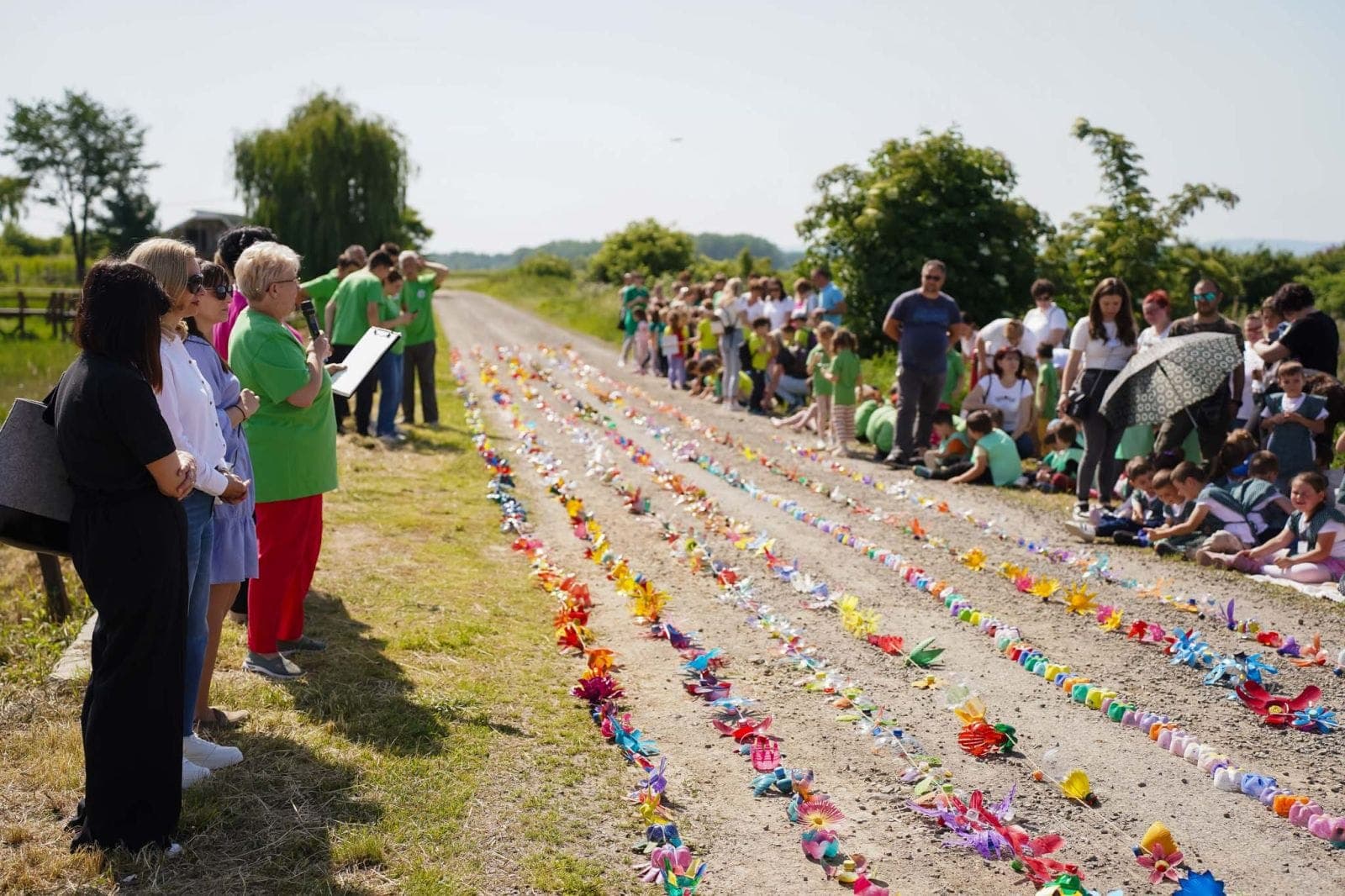 Northern Romania: Kindergartens enter Book of Records with 330-meter garland of PET flowers