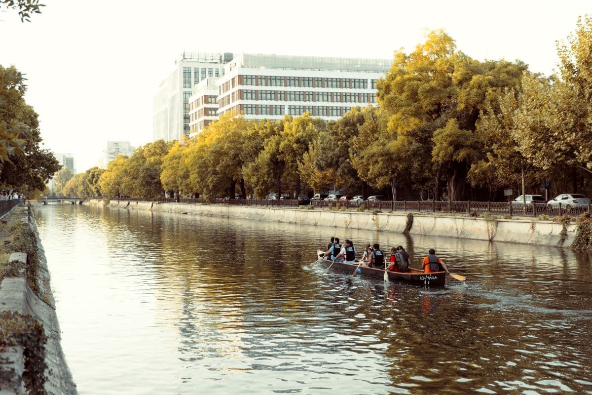 Weekend calendar: Dâmbovița boat rides, Anonimul, Full Moon film festivals, Navy Day