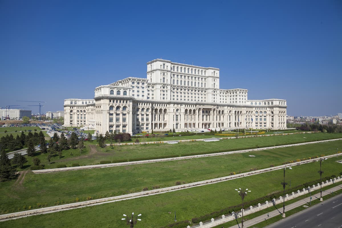 Six knives found on woman trying to enter Romanian Parliament