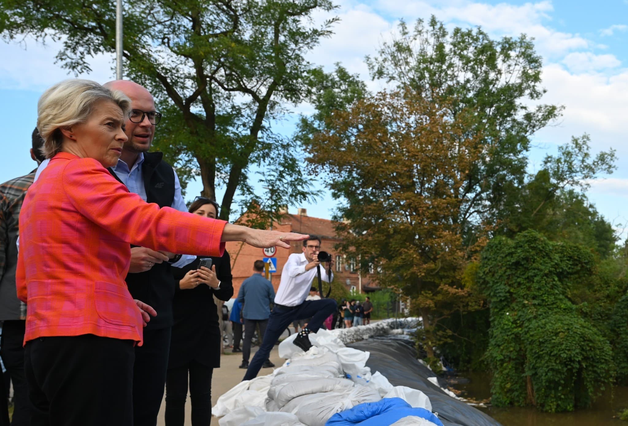 EC president pledges EUR 10 bln aid for EU countries hit by floods, Romania included
