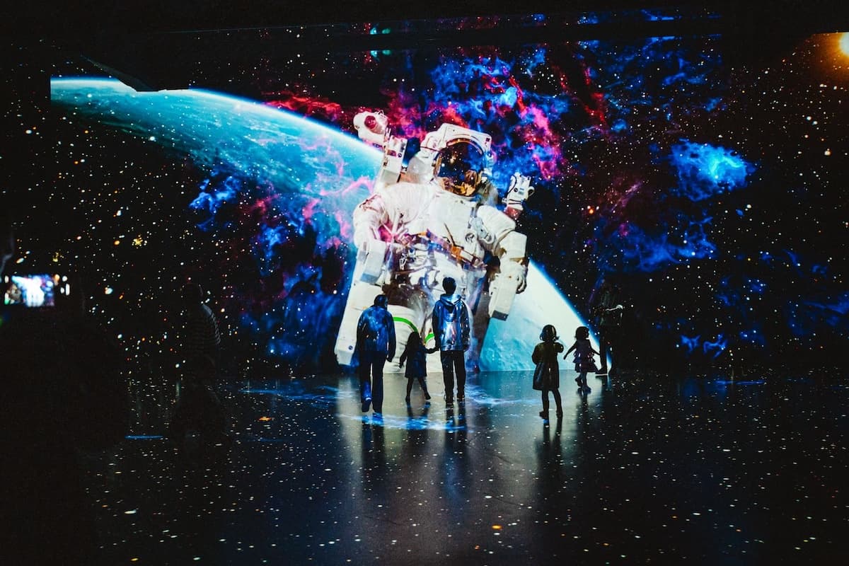 Romanian cosmonaut Dumitru Prunariu shares his space journey at MINA Cluj event