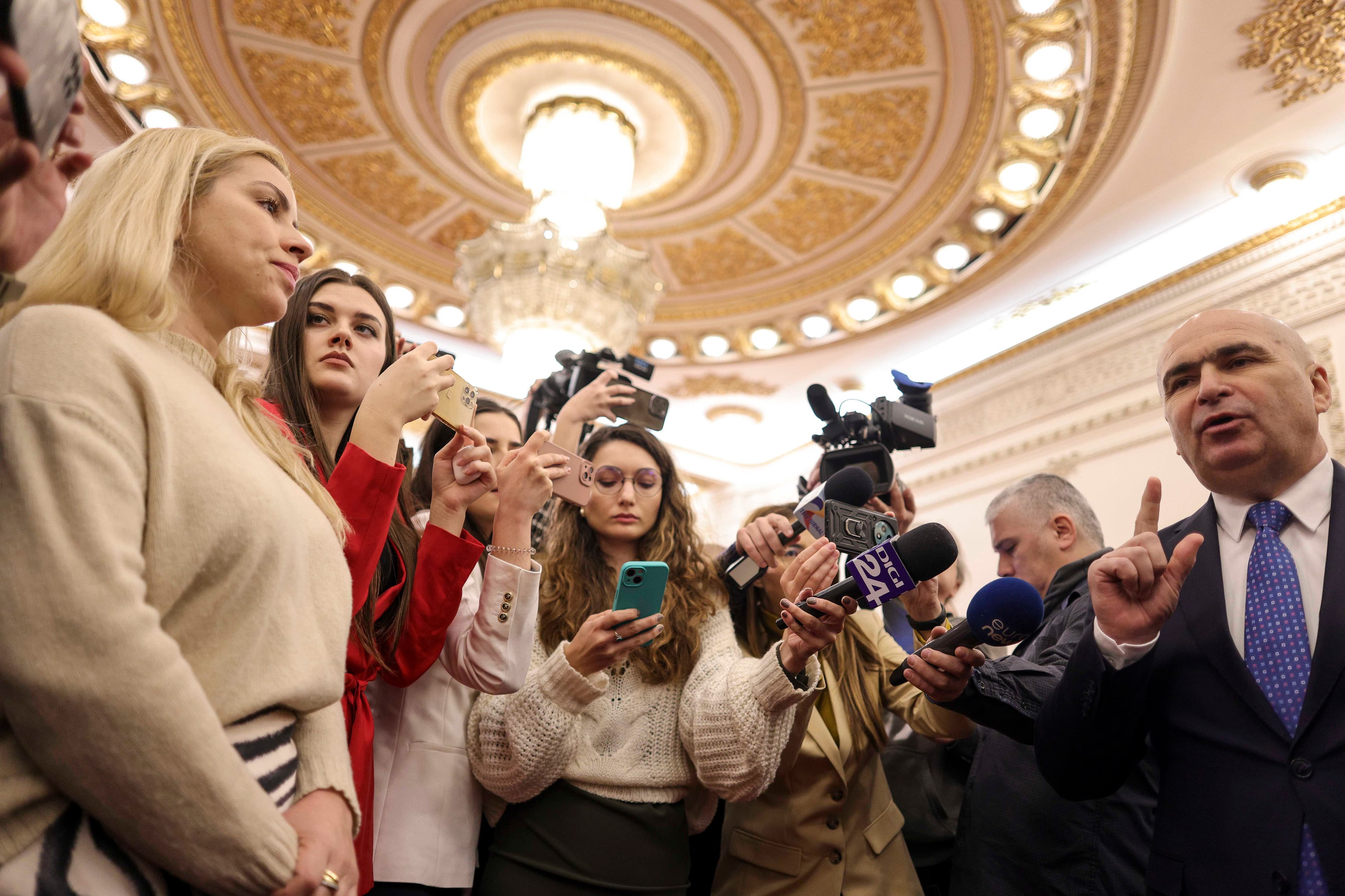 Staff restructuring spark protest, booing from Romanian Senate employees
