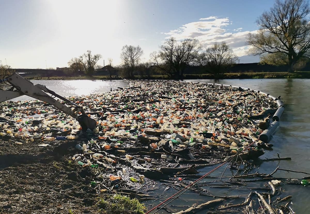 Log boom barriers help remove 5.7 tons of waste from Romanian rivers in two years