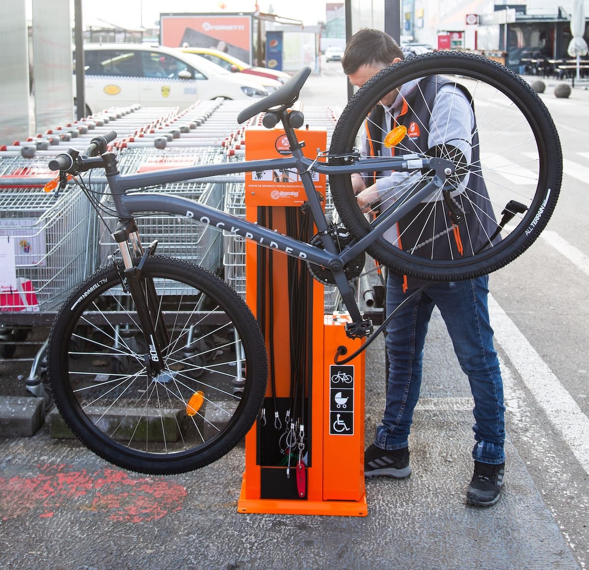 Ceetrus invests in free bicycle repair stations at shopping centers in 12 Romanian cities