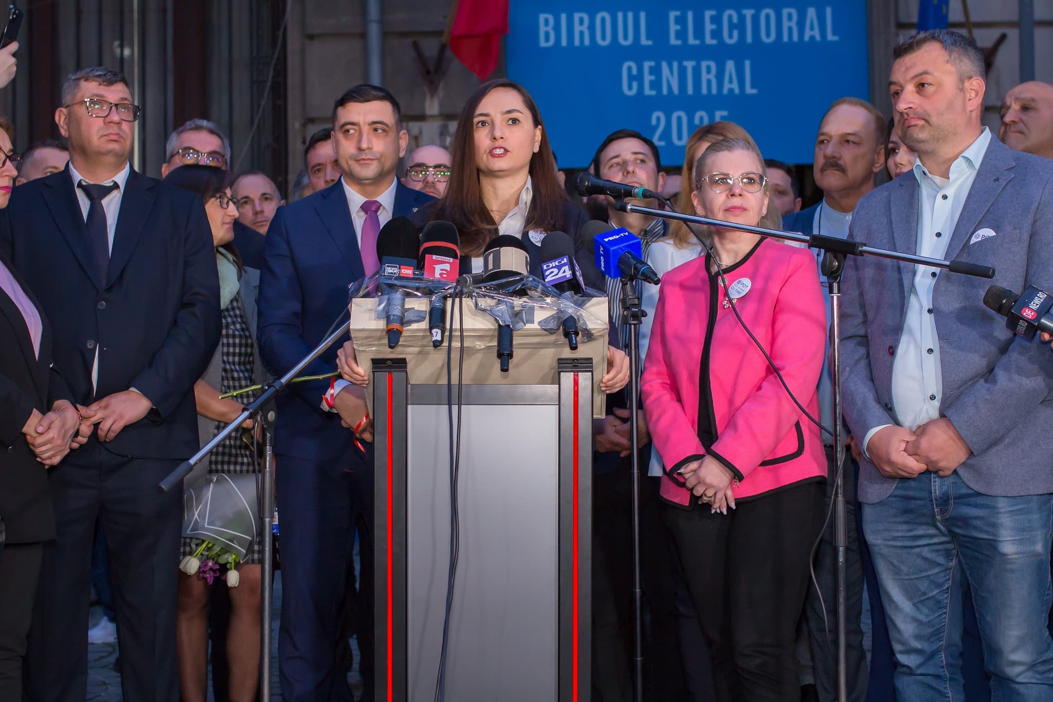 Leader of Romanian far-right Young People’s Party calls police on journalists, gets sanctioned instead