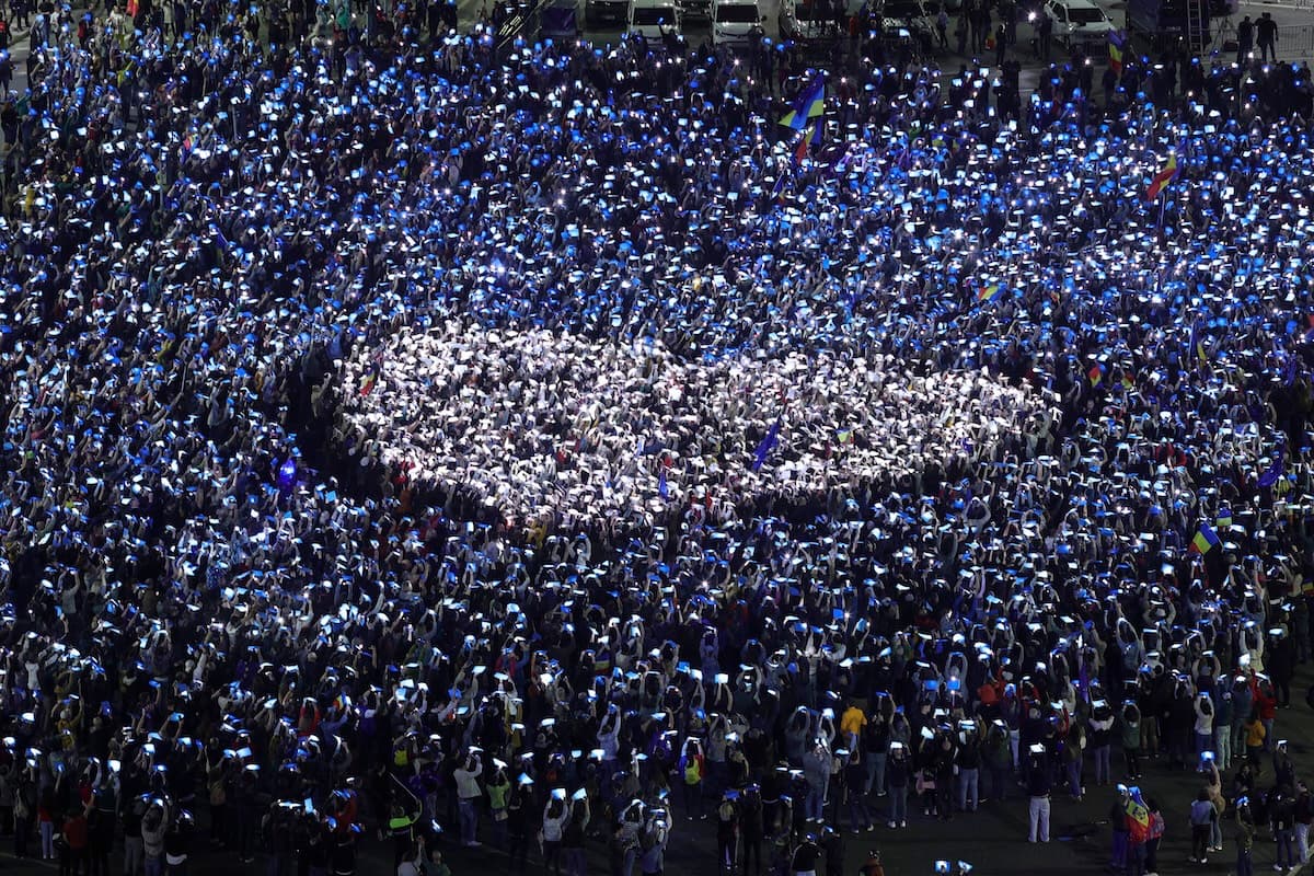 Romanians rally in support of EU membership amid rising extremist rhetoric
