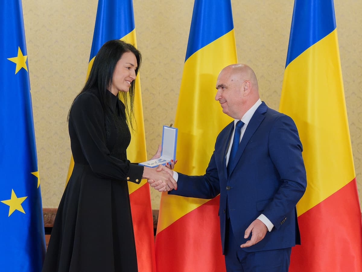 Romanian interim president awards medal to retiring handball legend Cristina Neagu