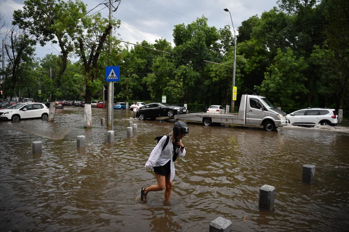 Severe storm hits Bucharest, causing floods and disrupting transport