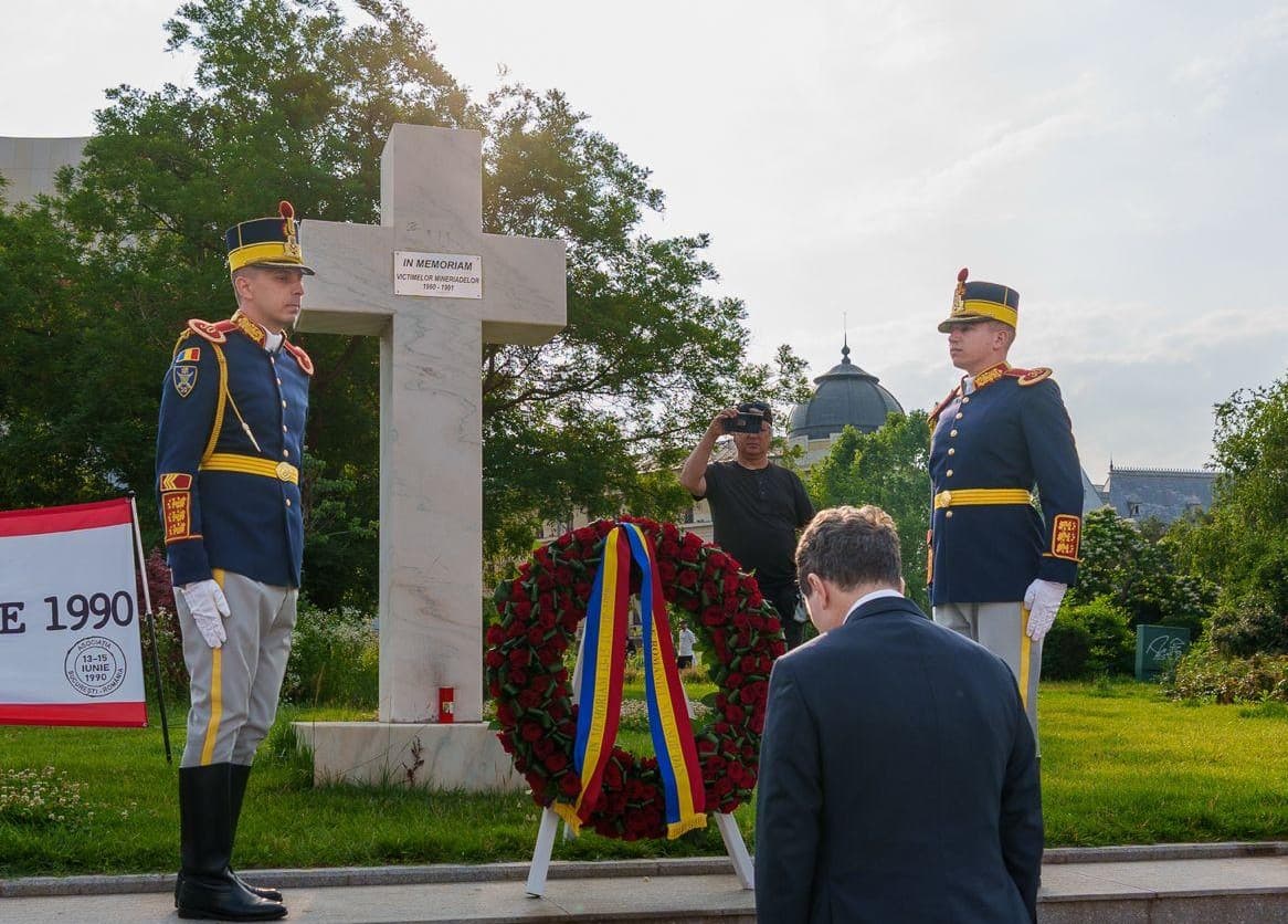 Romanian president Nicușor Dan lays wreaths at monuments dedicated to the 1990 Mineriad