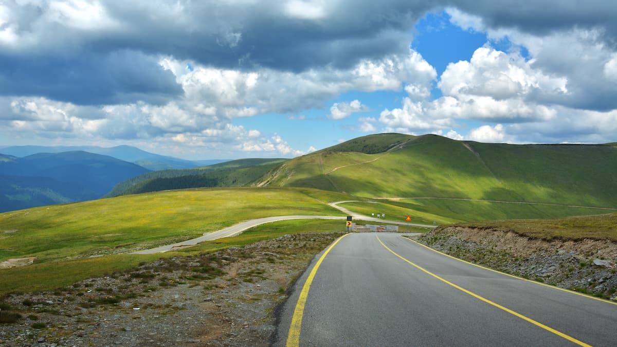 Romania’s high-altitude road Transalpina reopens to traffic between Rânca and Curpăt