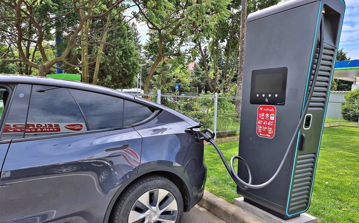 Over 40 charging stations installed in Selgros parking lots in Romania in partnership with EVConnect