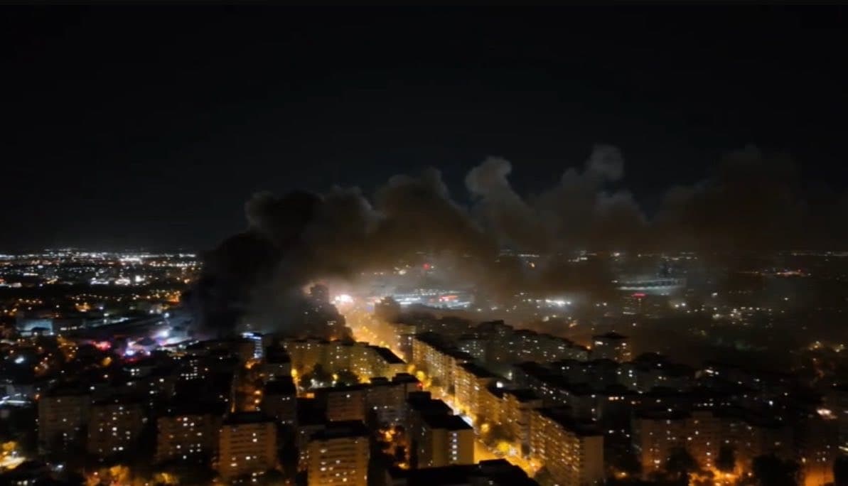 Major fire envelops warehouse near Bucharest’s Mega Mall, causing pollution