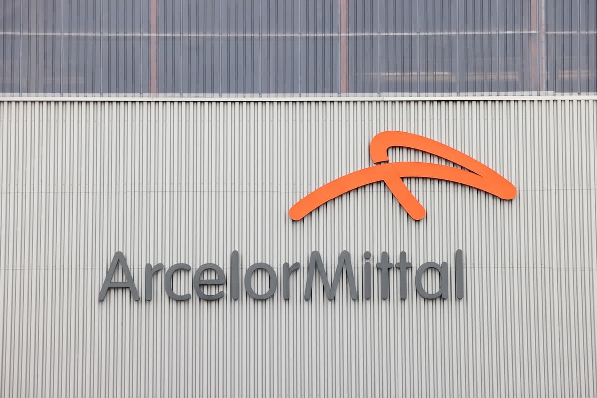 Ukraine's billionaire Rinat Akhmetov bids for Romanian pipemaker producer