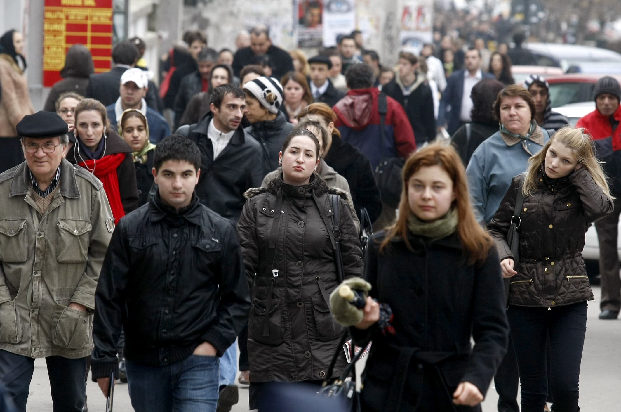 Survey: Romanians are closer to “traditional” values, less aware of gender discrimination