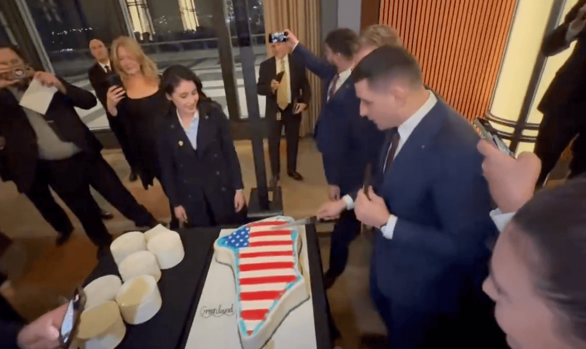 Romanian far-right leader George Simion cuts Greenland-shaped cake during US visit