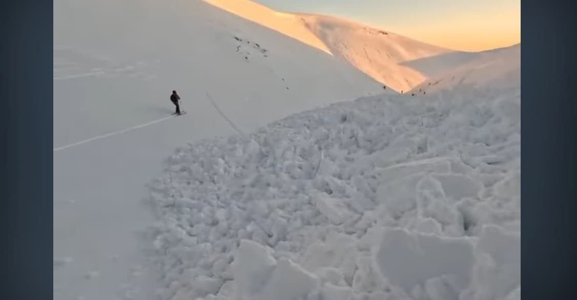 Avalanche in Romania’s Bucegi Mountains surprises skiers