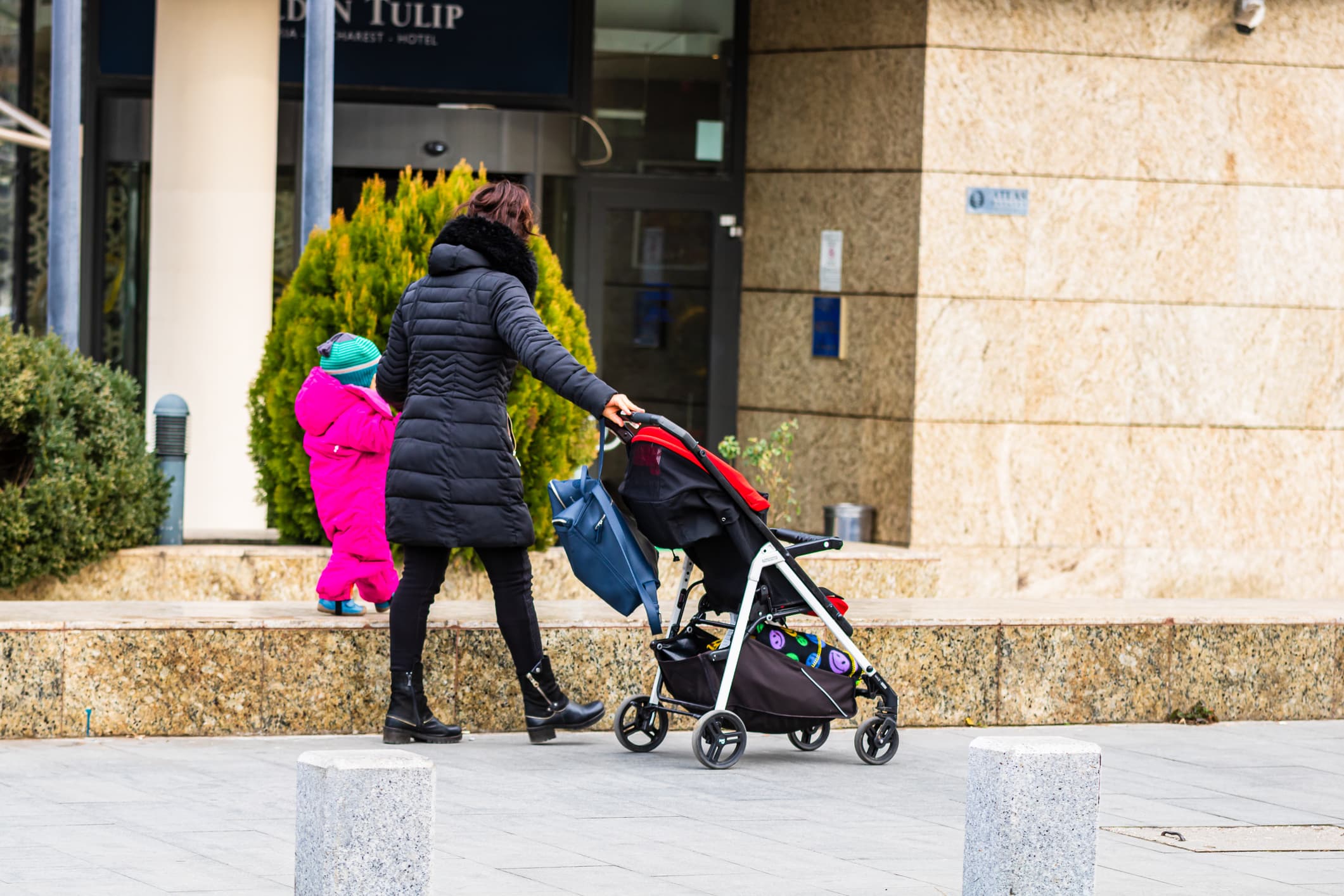 Half of Romanian parents working abroad cannot come home for Easter, survey says