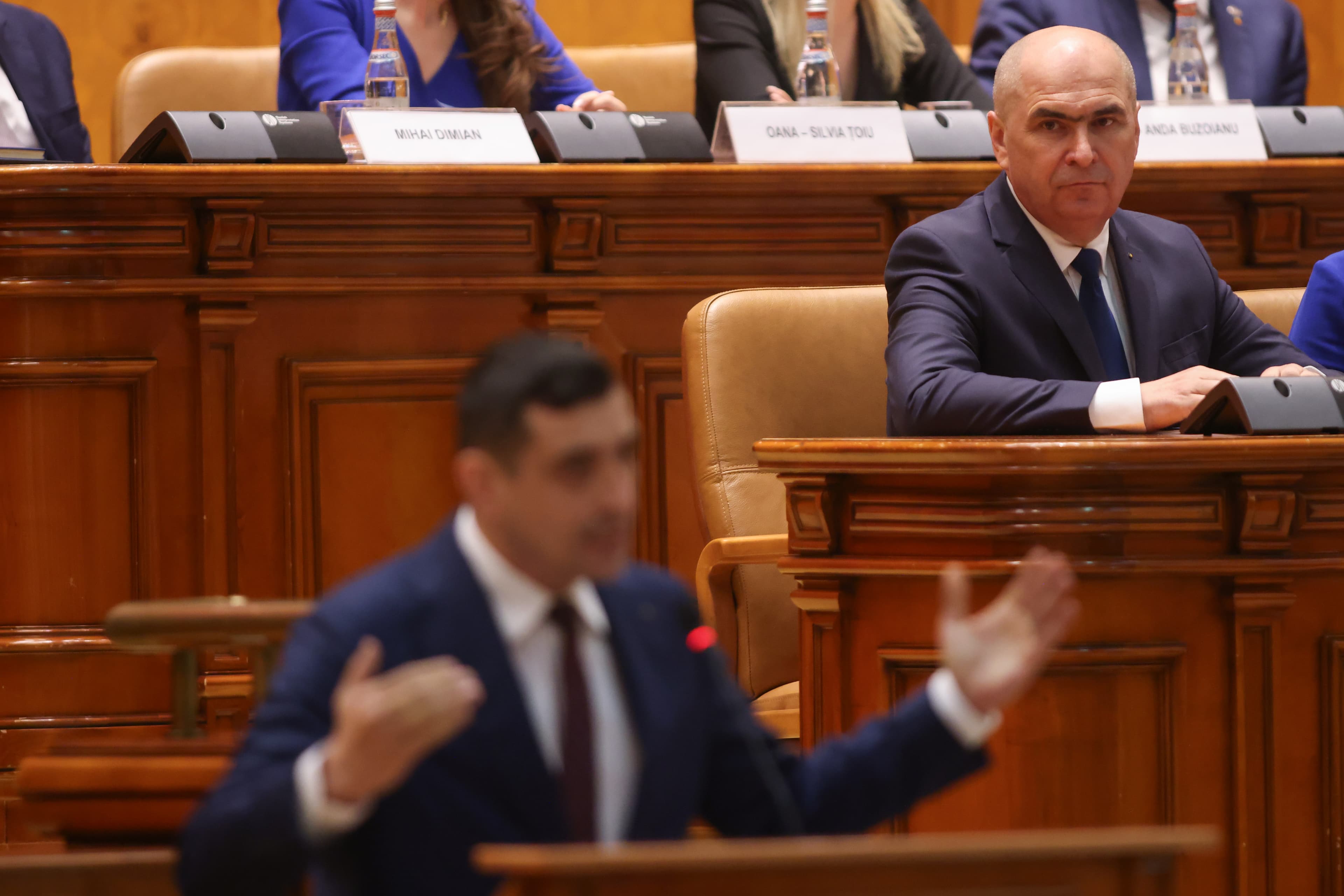 Half of Romanians believe PSD-AUR no-confidence motion will worsen things, survey says