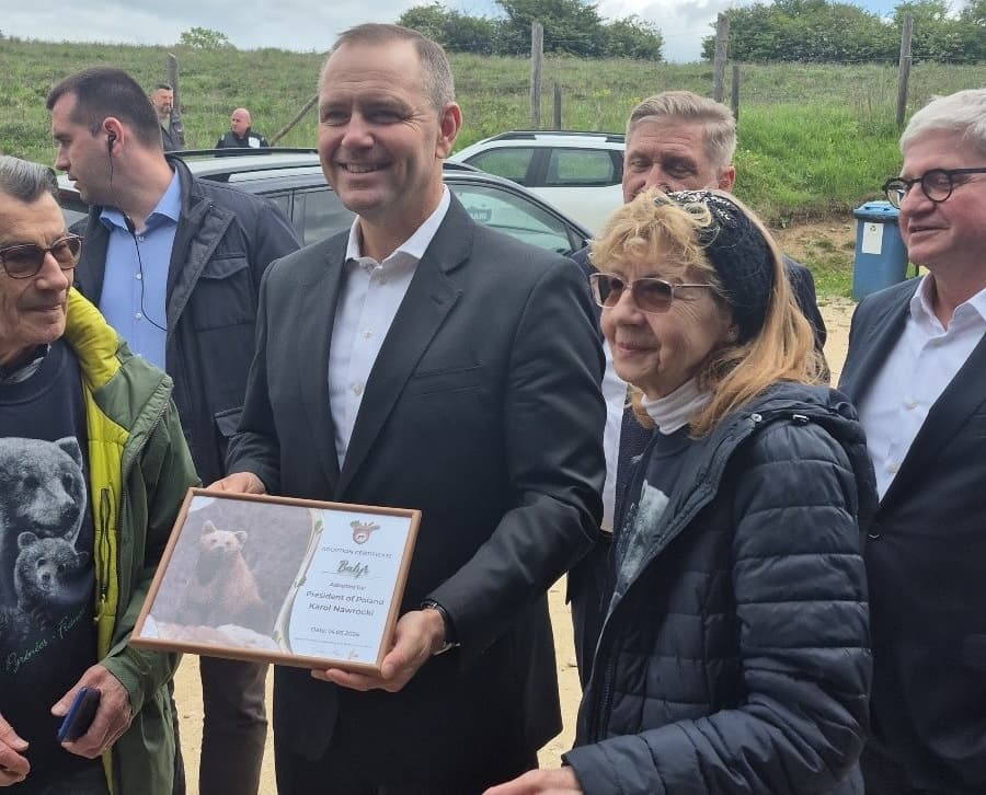 Polish president adopts rescued bear from Romanian sanctuary during visit for B9 Summit