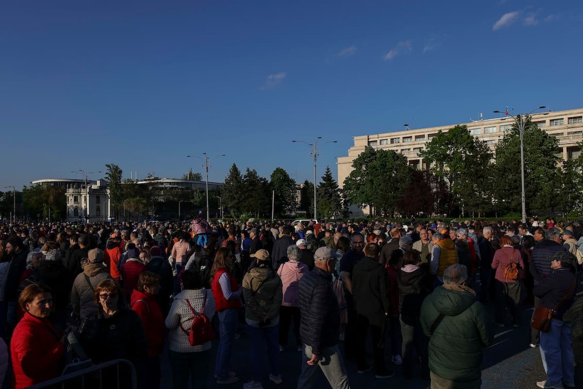 Supporters rally for PM Ilie Bolojan in Bucharest, Oradea ahead of no-confidence vote