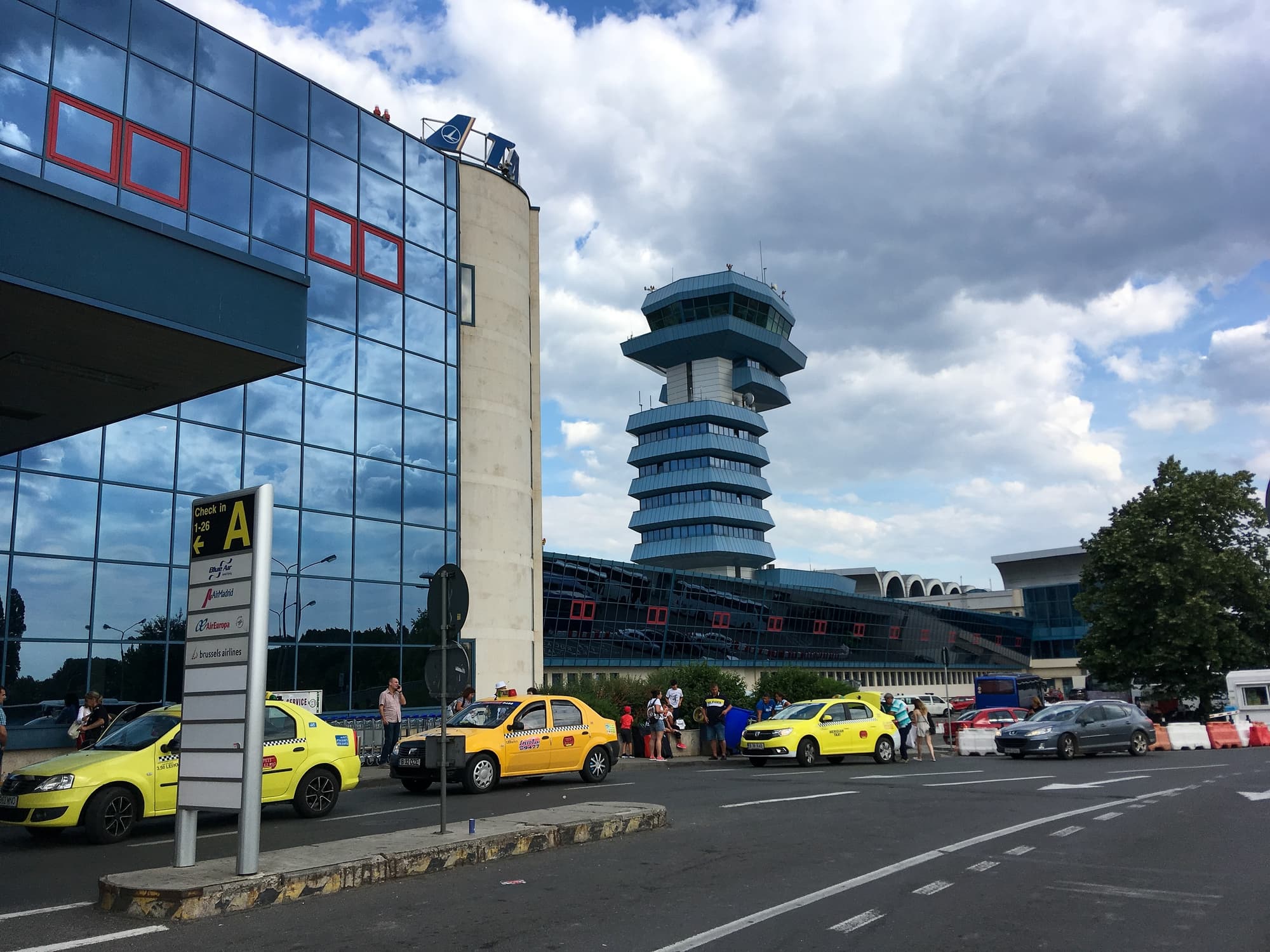 Romanian taxi operators fined for colluding to block competing app at Otopeni Airport