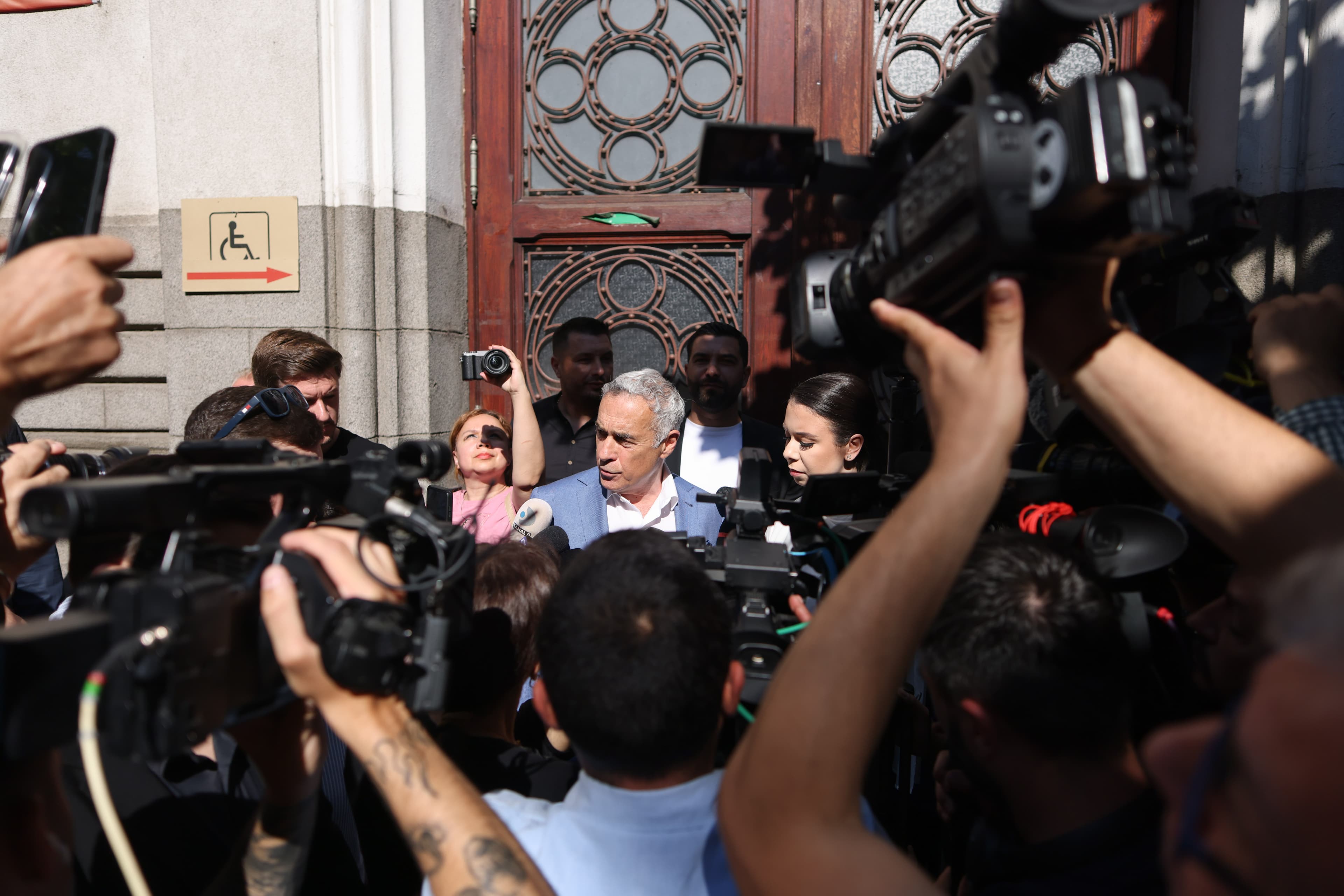 Far-right politician Călin Georgescu calls on Romanian Parliament to suspend president