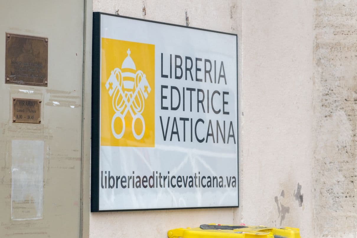 Romanian author Mircea Cărtărescu among writers received by Pope at event marking Holy See publishing house centenary