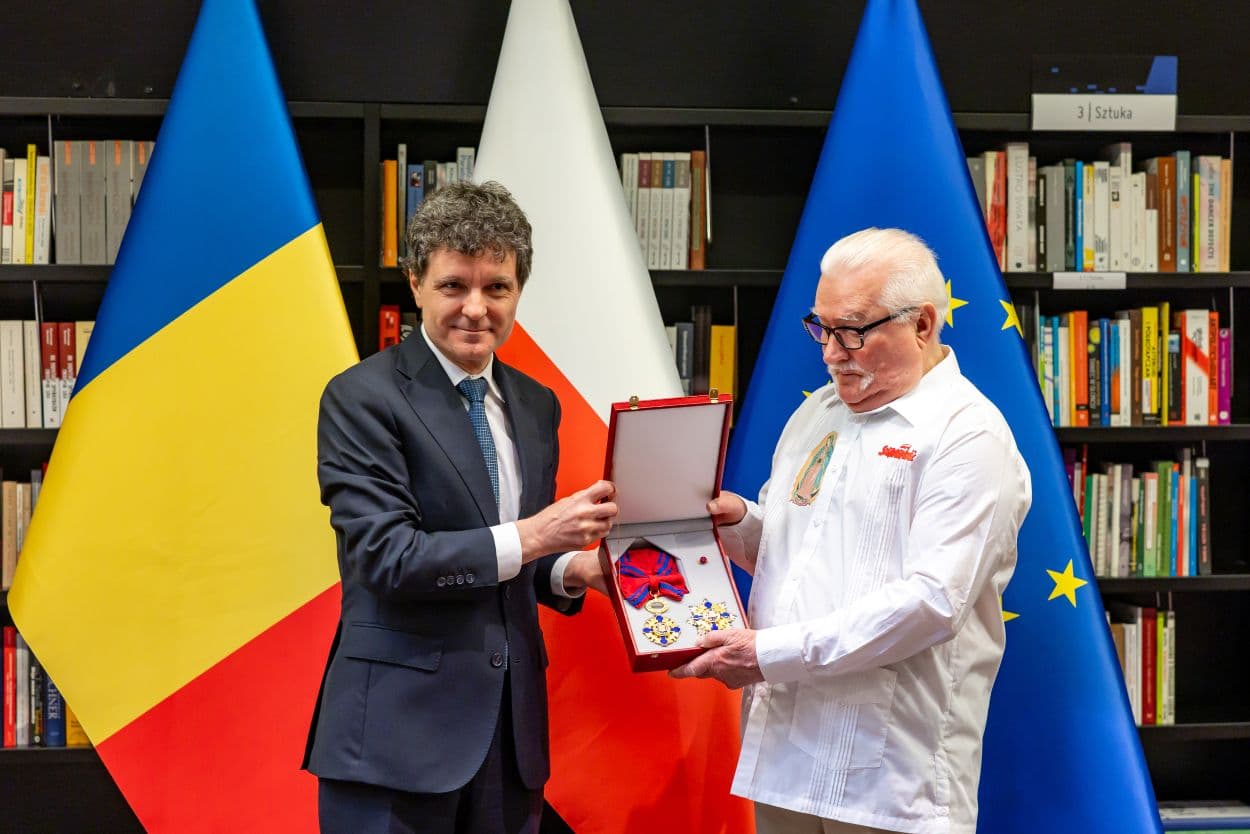 President Nicuşor Dan grants Star of Romania order to former Solidarity leader Lech Walesa during Poland visit