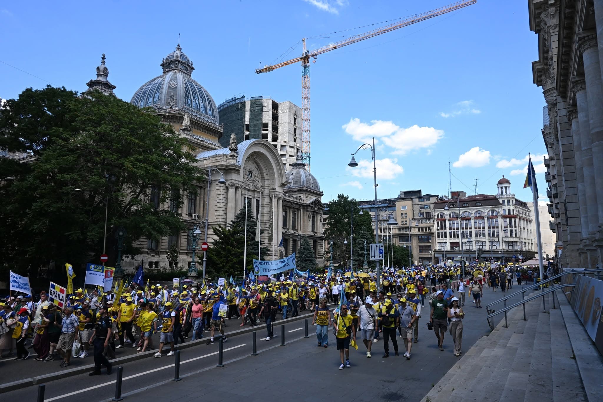 Thousands of Romanian teachers protest new unified wage law for public sector employees