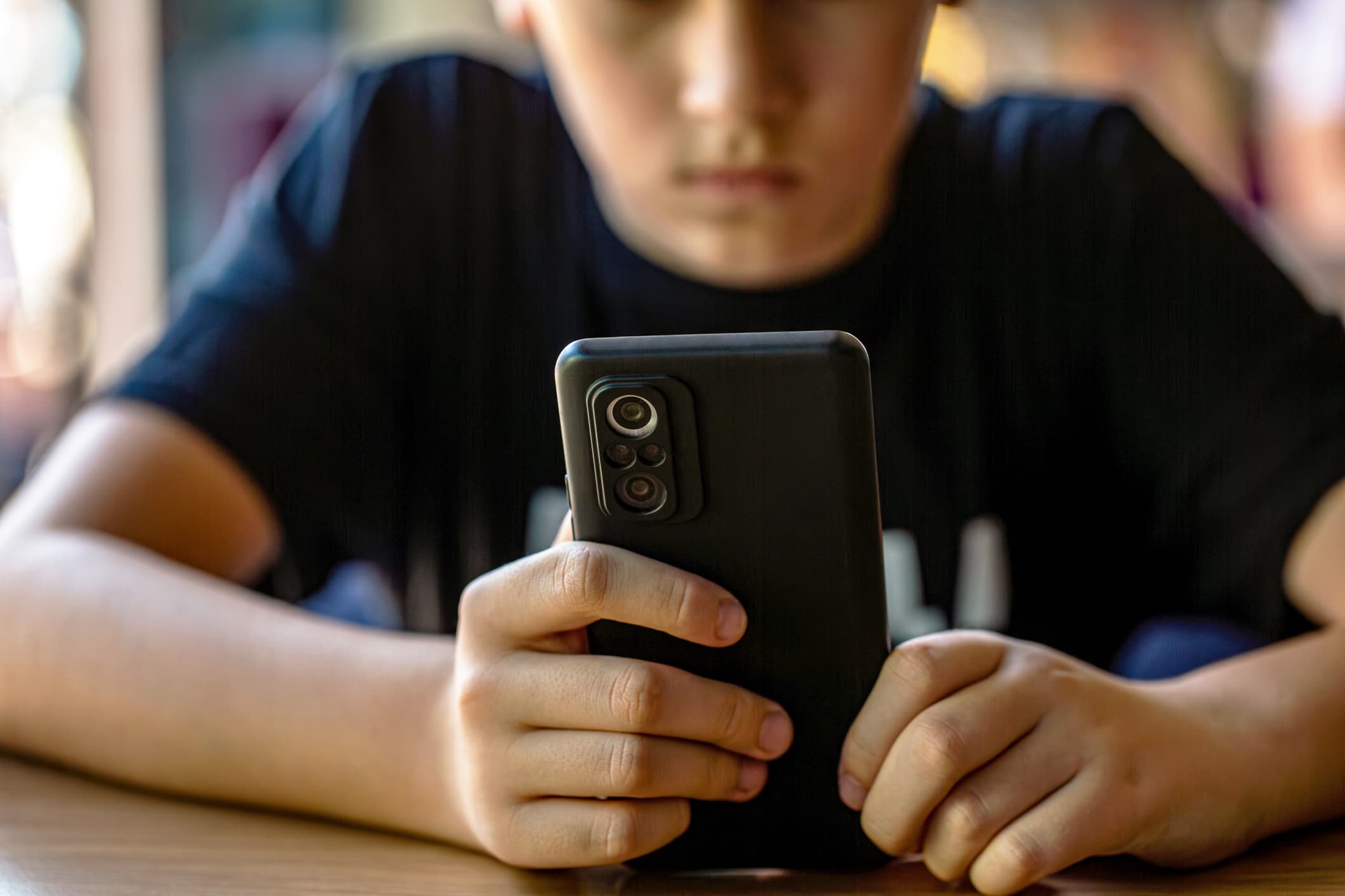 Half of Romanian teenagers say they spend too much time in front of screens