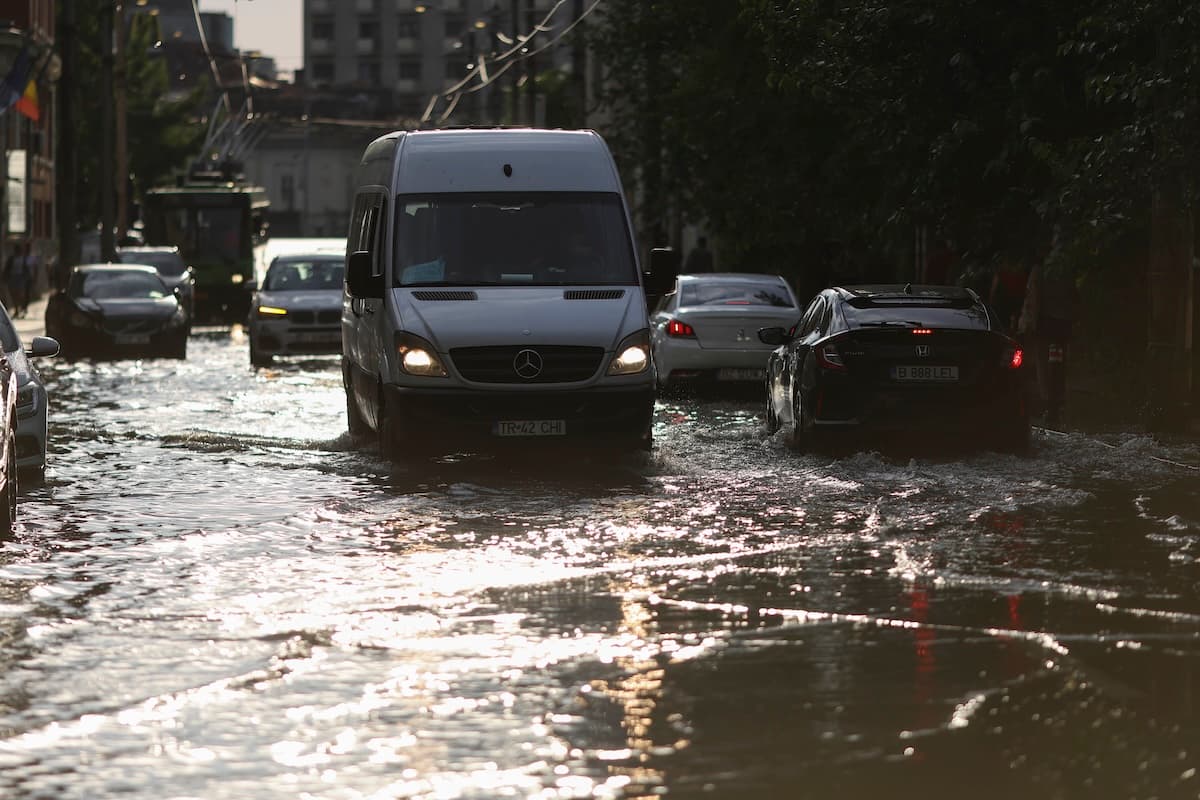 Powerful storm leaves Bucharest flooded, disrupts road and subway traffic