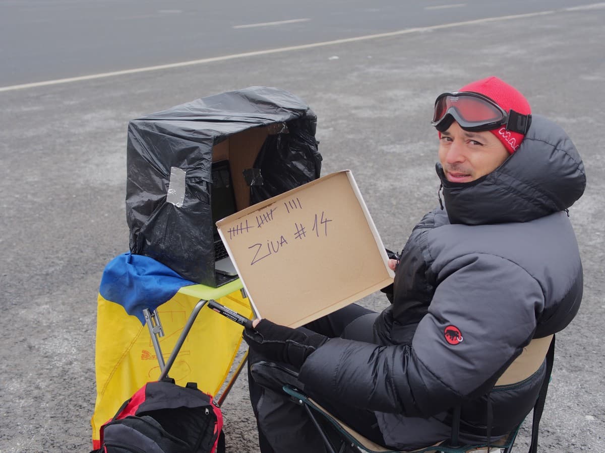 Civic endurance below zero: The ultra marathoner who moved his office in front of Romanian Government