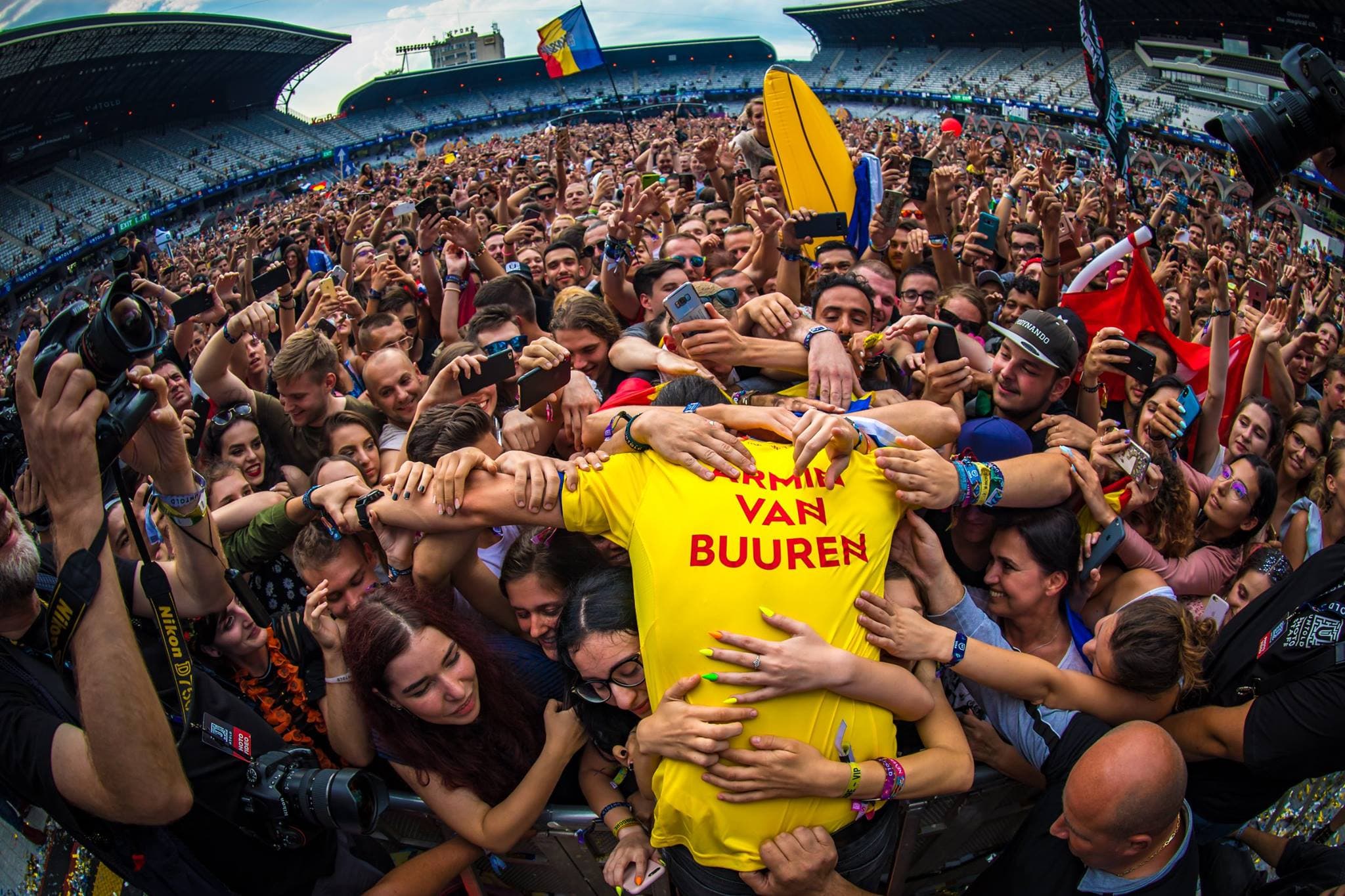 Famous DJ Armin van Buuren entertains Romanian festival crowd for 7+ hours