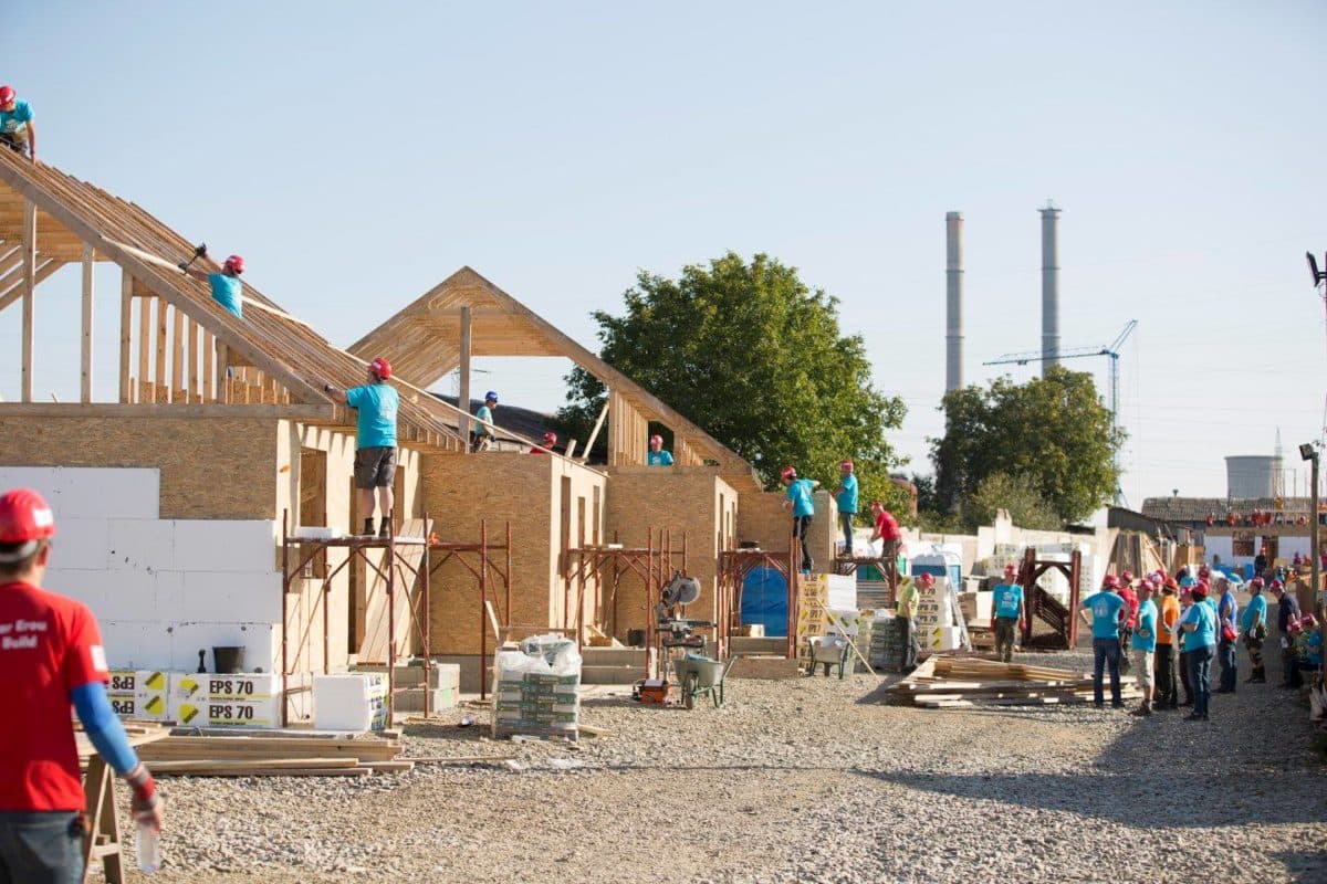 Over 800 volunteers build 36 social houses in five days in Romania’s Bacau