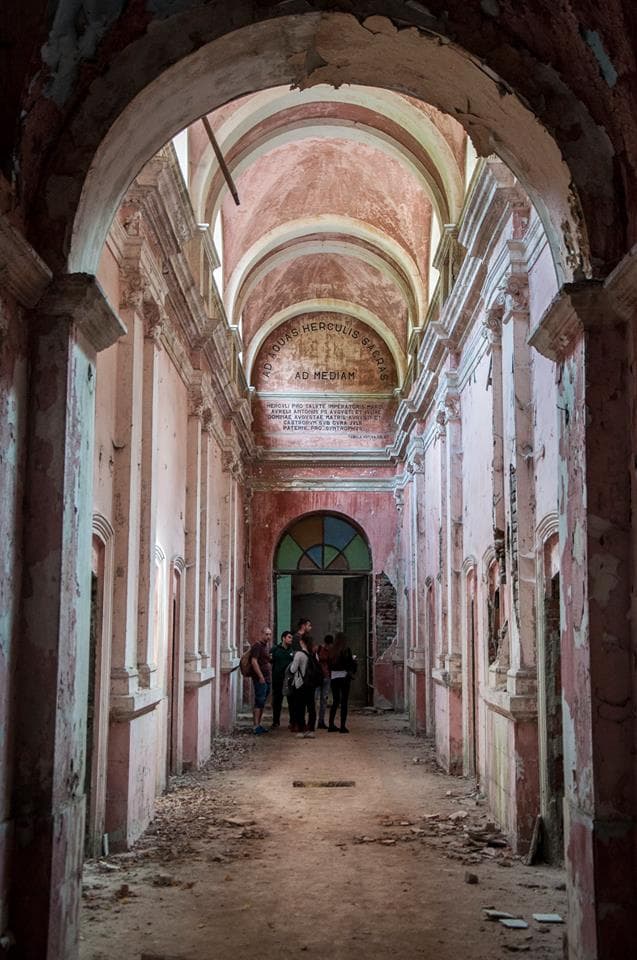 Romanian students work to refurbish historical thermal spa resort