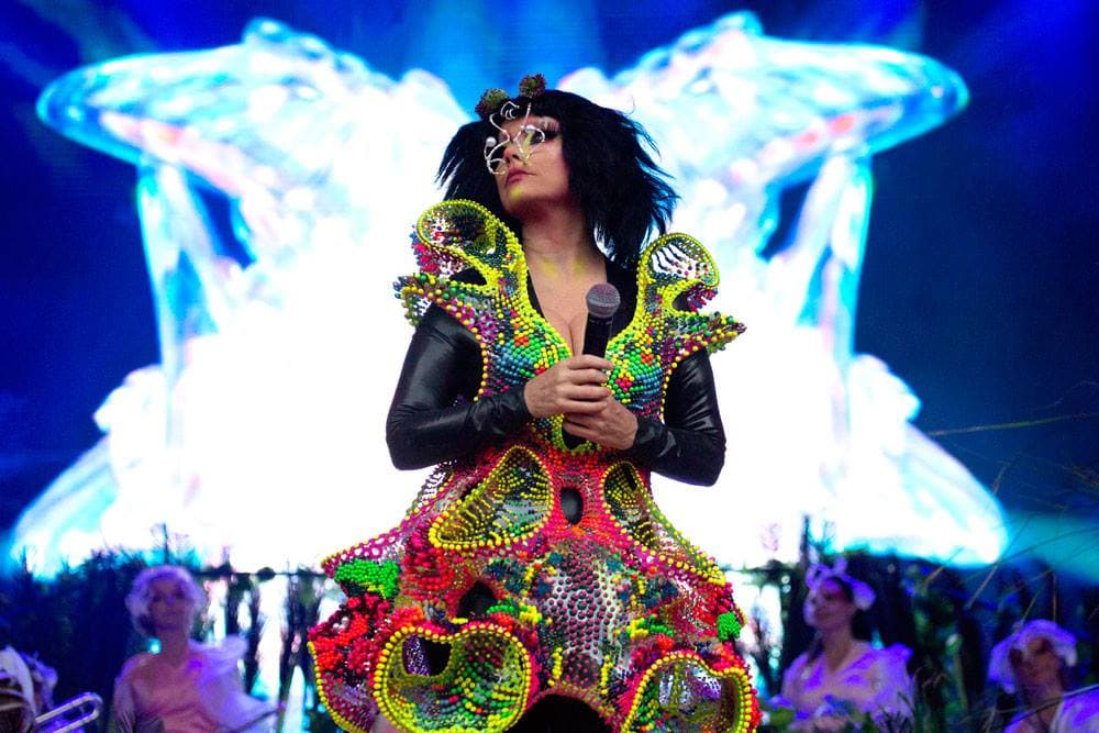 Björk wears spectacular dress created by two Romanians at UK show
