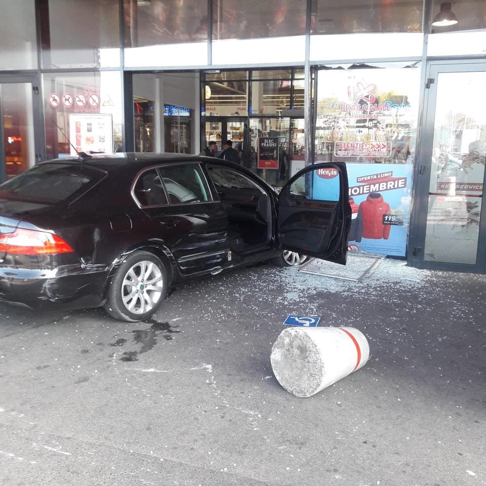 Man runs into group of people in mall parking lot in Eastern Romania city