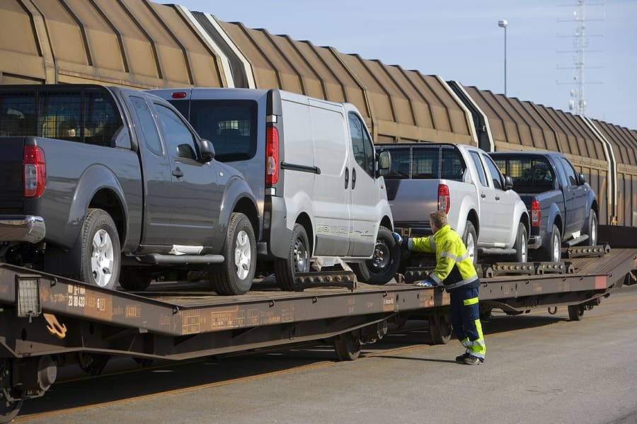 Romania’s railway company plans to introduce special wagons for passengers’ cars