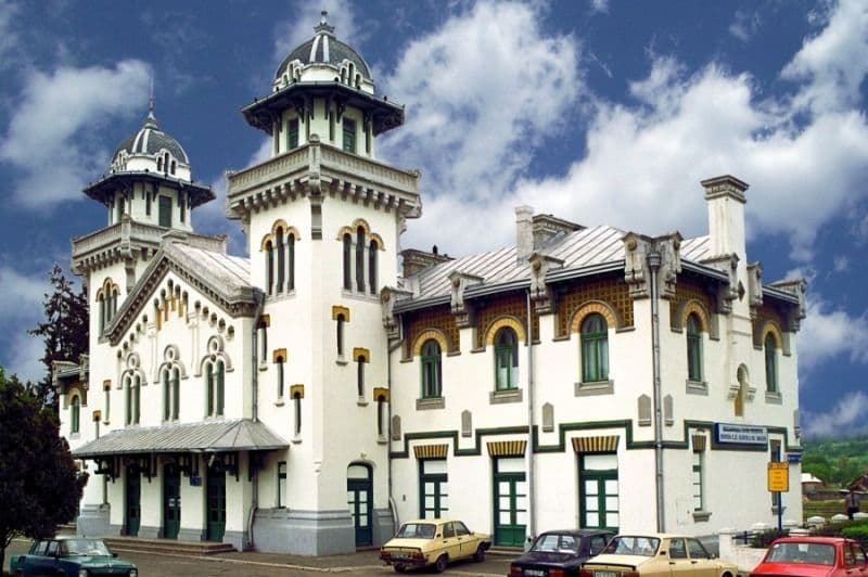 Mesh makeover for royal train station receiving King Michael’s casket