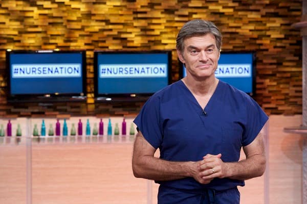 Famous Dr. Oz helps sick man during his conference in Bucharest
