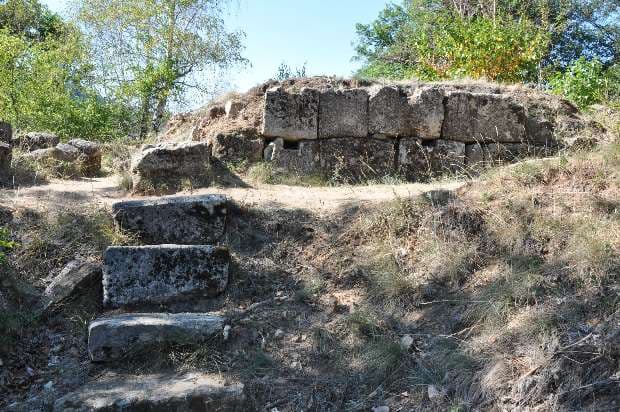 Ruined Dacian fortress in Central Romania, ready for restoration, but local authorities lack the needed EUR 5.3 mln