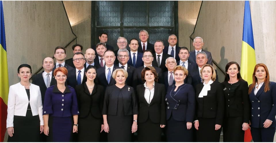 EU flag missing from official group photo of Romania’s new government