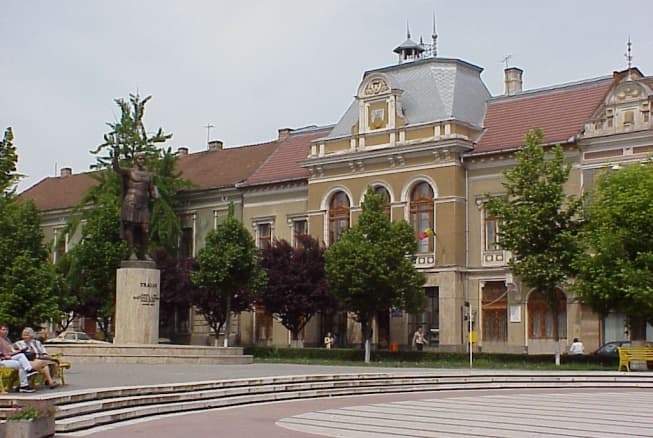 Romanian city hall to fire over 100 after salary increases