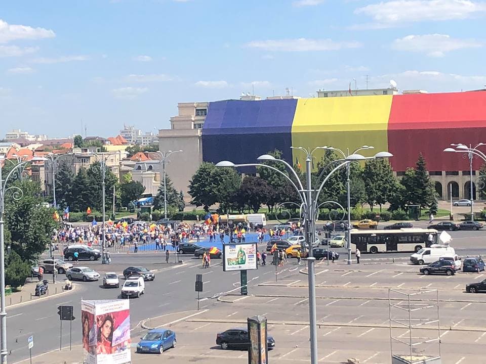 Diaspora protest in Bucharest: First protesters arrive in Victoriei Square, policemen check their cars