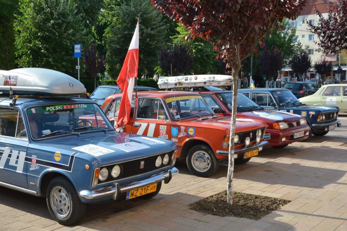 Retro cars caravan recreates Polish tourists’ route to the Romanian seaside