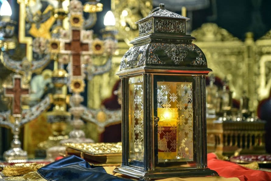 Holy Light flown to Bucharest from Jerusalem this Orthodox Easter weekend