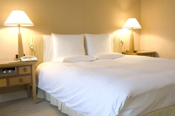 What do Romanian tourists usually take from hotel rooms?